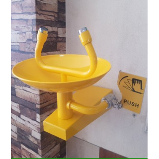 Bồn rửa mắt khẩn cấp gắn tường sơn phủ màu vàng UK302